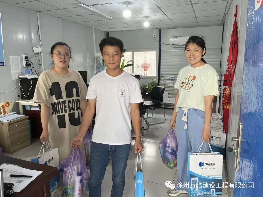 炎炎夏日，浓浓牵挂——万皓建设发放劳保物品