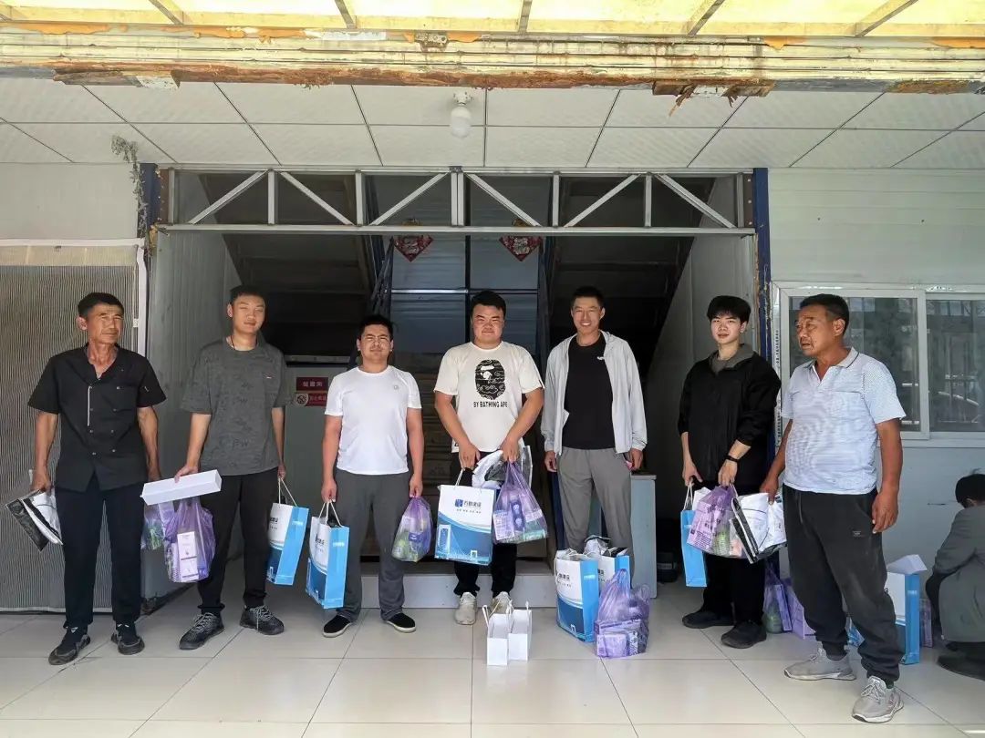 一份清凉 一份关怀——万皓建设发放一年一度夏季劳保用品